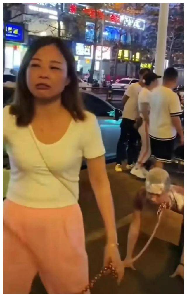 海口街头女子牵绳把男人当狗遛,网友:恶俗,封杀!