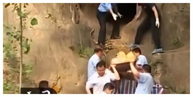 怀孕妻子被4人轮奸8小时,丈夫在门口目睹全程后,被杀抛尸山洞