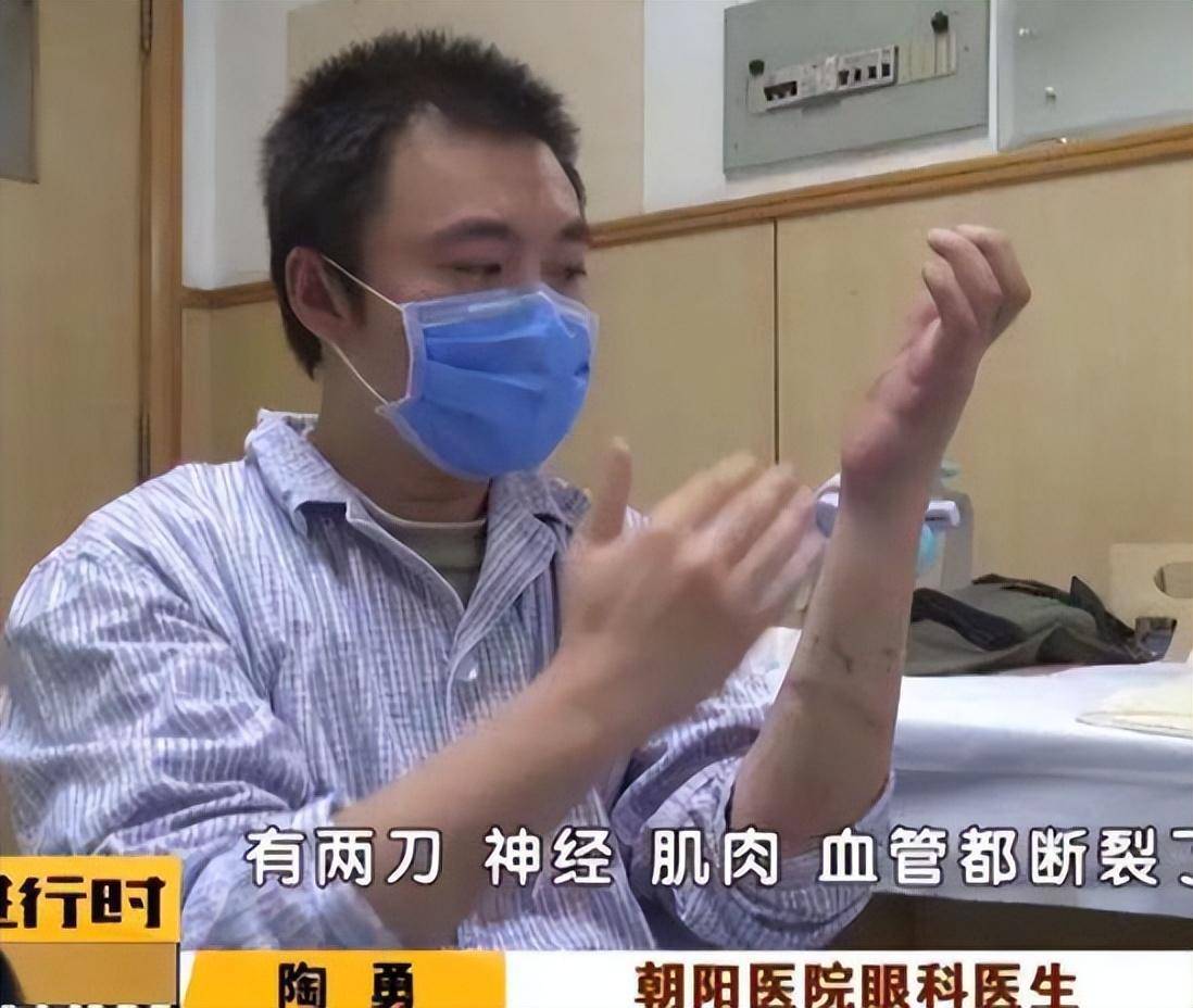 回顾眼科医生陶勇:被患者砍伤,无法上手术台,却换了方式去救人