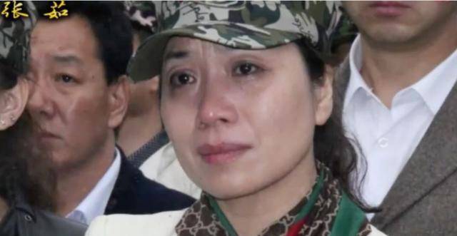 老山战场照《死吻》:医护兵张茹送别18岁小战士,她后来怎样了?