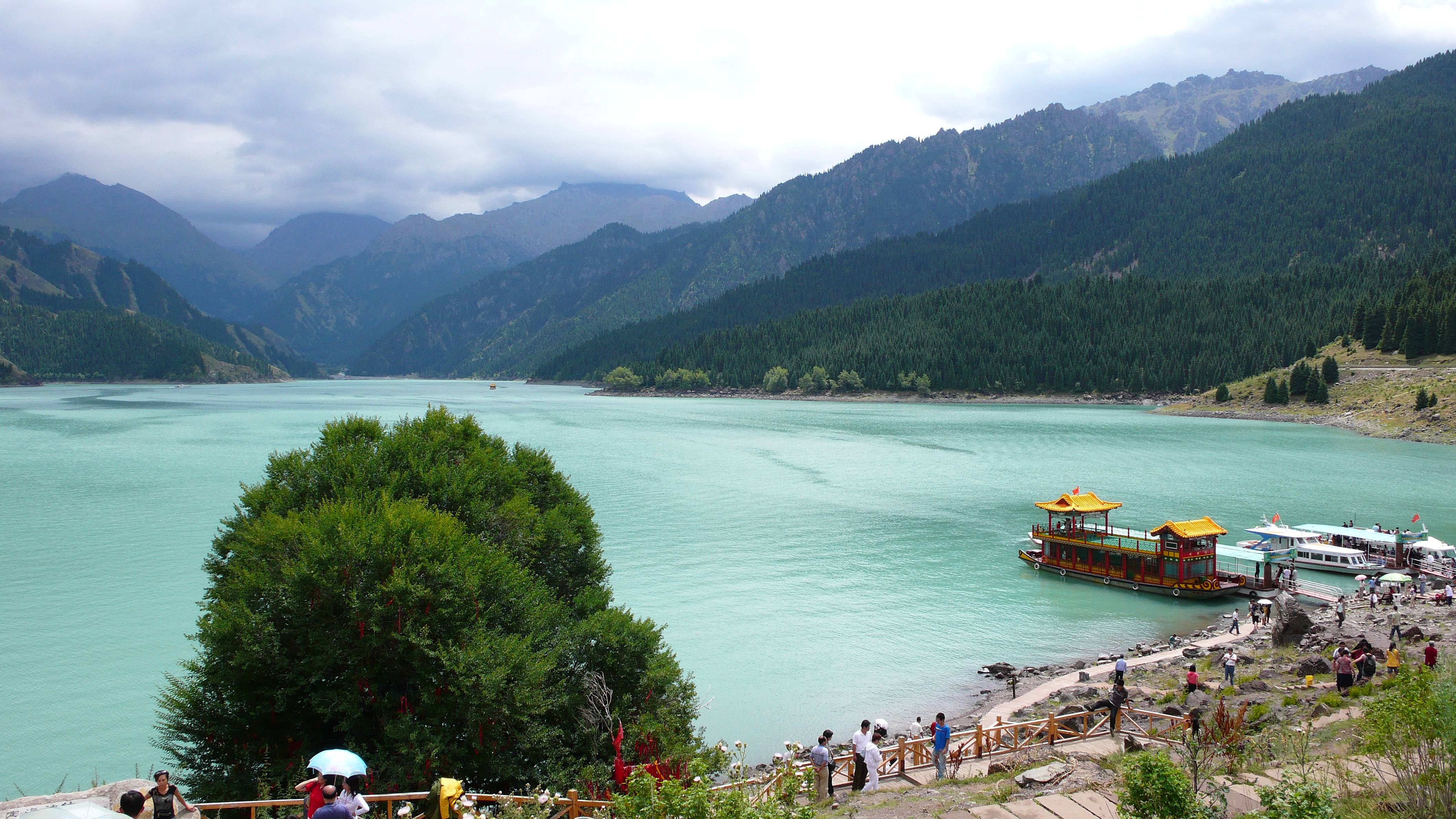 新疆天山天池湖面