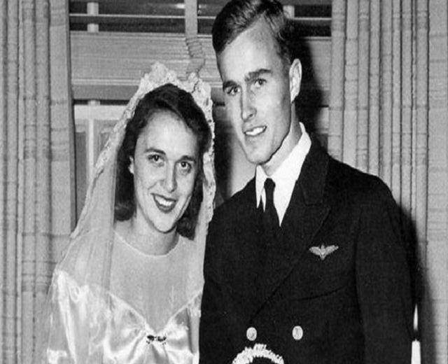 19岁辍学结婚相守一生,丈夫和儿子都当过总统_芭芭拉·布什_乔治