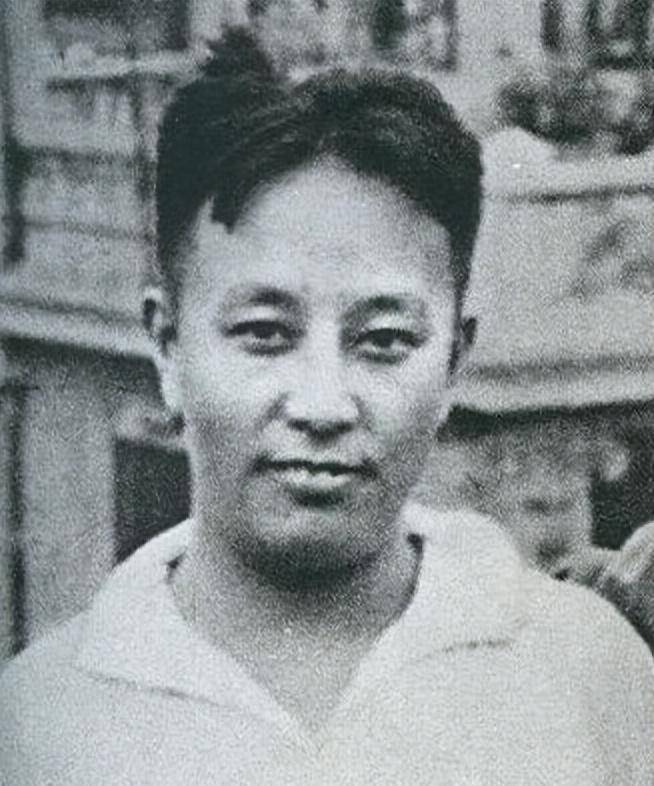 1945年王明与妻儿的一张合影,妻子孟庆树长相清秀,儿子天真可爱_苏联_错误_中央