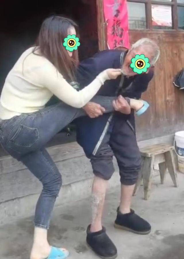 孙女教爷爷跳舞,爷爷很配合,网友:这样的相处模式就很好