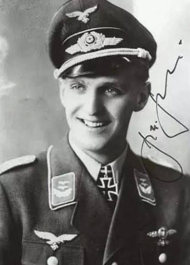 德国这个国家出产大量金发碧眼的帅哥,二战期间的德军颜值极高.