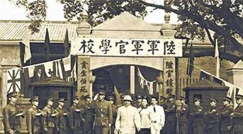 我们首先要知道国民党中一支集团军是一个什么概念.