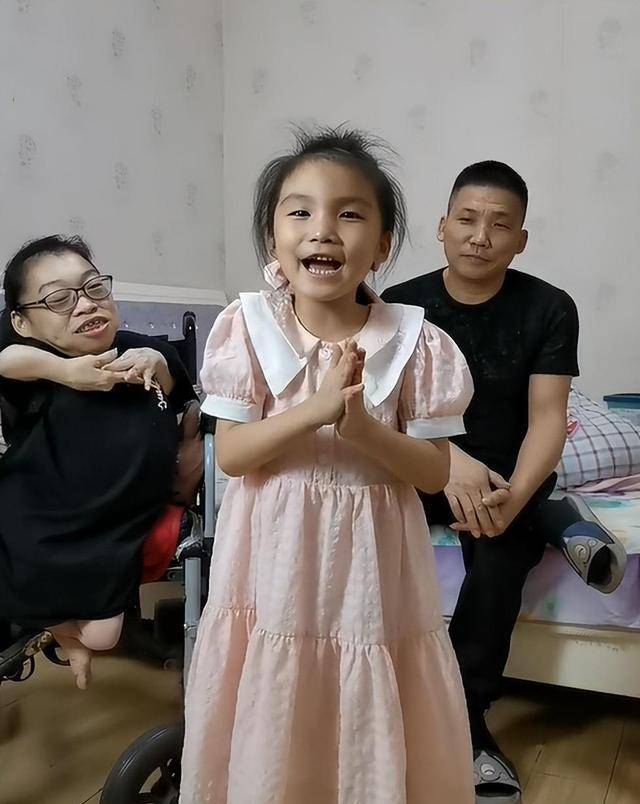 回顾"瓷娃娃"胡陆:身高89厘米,嫁两任丈夫,生下女儿遗传患病