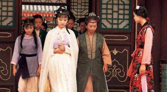 宝钗和黛玉进荣国府对比,排场很大却处处失礼,贾政安排有何深意