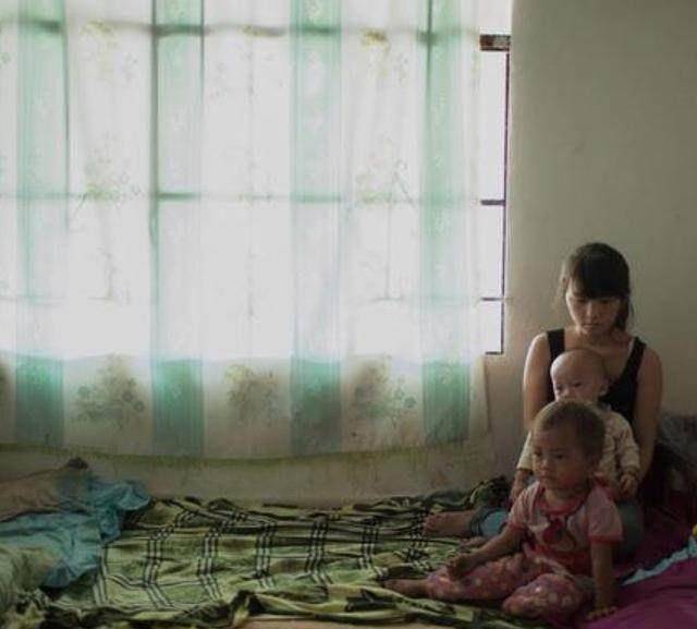 此村为童婚村,女孩13岁结婚,14岁生小孩,夫妻就像过家家