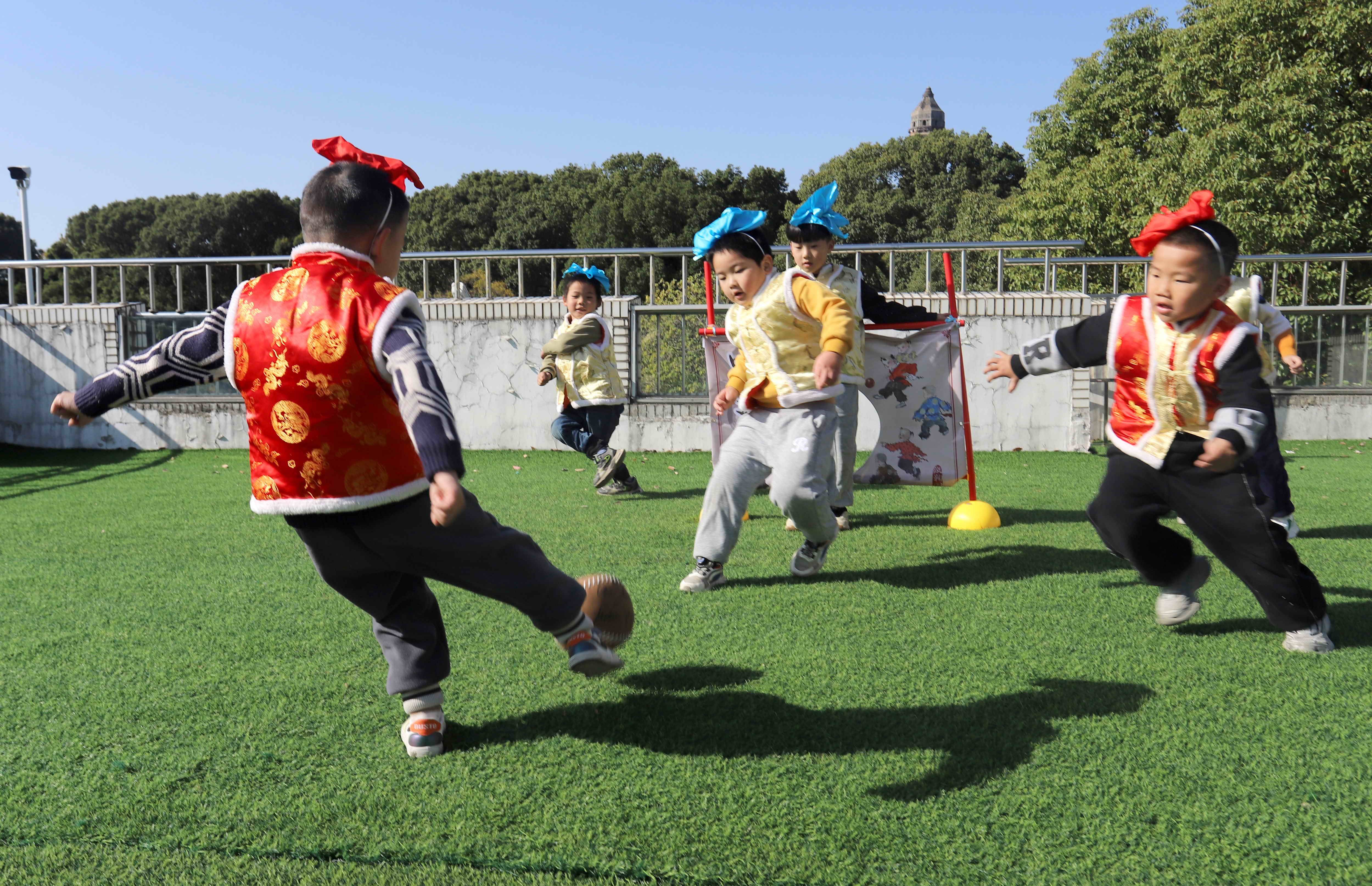苏州市虎丘中心幼儿园开展"体验趣味蹴鞠 感受传统文化"活动
