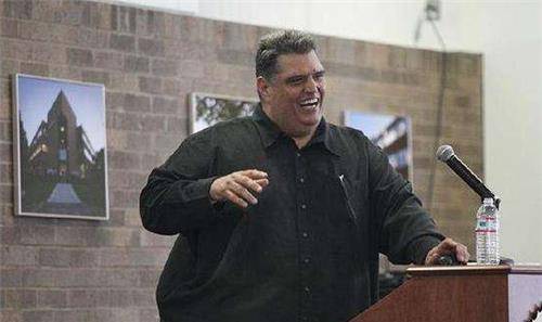 加西亚终于忍不住了,他喊话来联邦调查局的长官:"再不收网,我就是老大