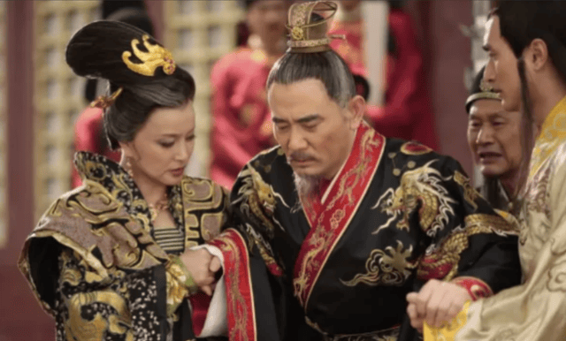 即位后大肆杀害李唐宗室和忠臣良将,还下令处斩薛氏一门,建铁丘坟,派