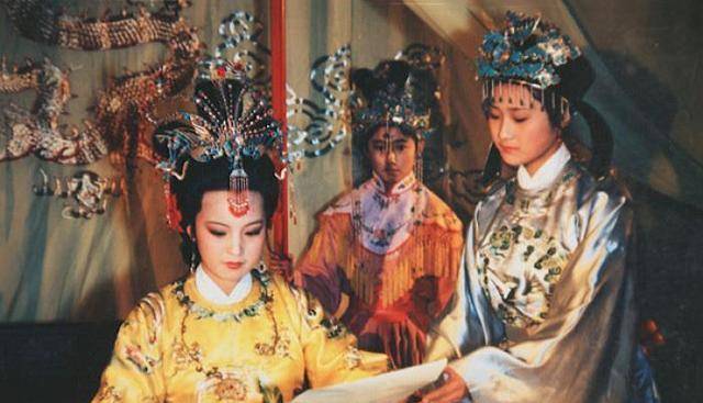 《红楼梦》元春的丫环为什么叫抱琴?抱琴也,琵琶别抱!_贾府_皇帝_身份