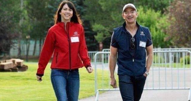 在活动的照片中可以看到,贝佐斯幸福的一家,那个曾经被弃养的小女孩在