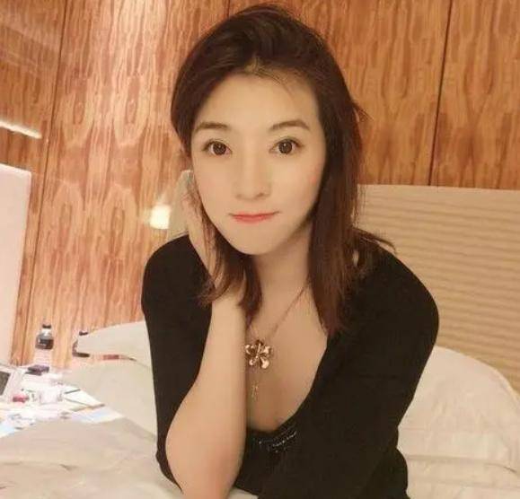 林晓芸出生于1985年,是个地道的80后女性,她一出生就生活在蜜罐子,她