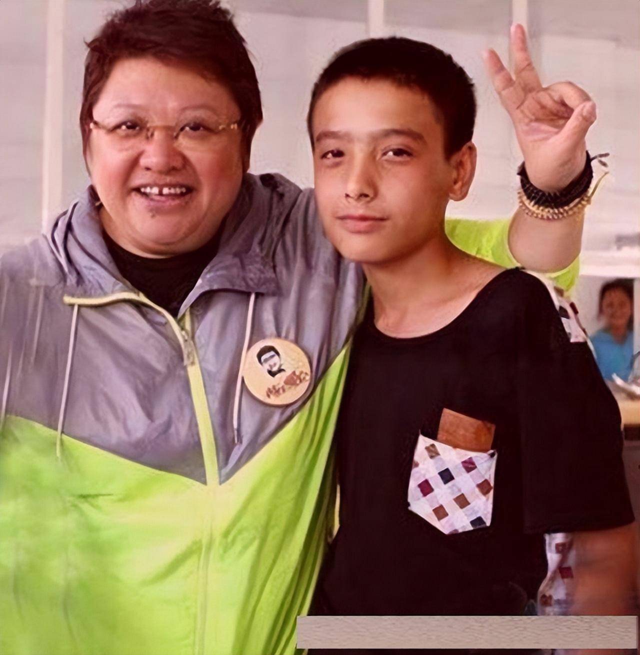 缆车失事,2岁孩子失去父母后被韩红收养,后来怎样了_潘父_潘母_潘子灏