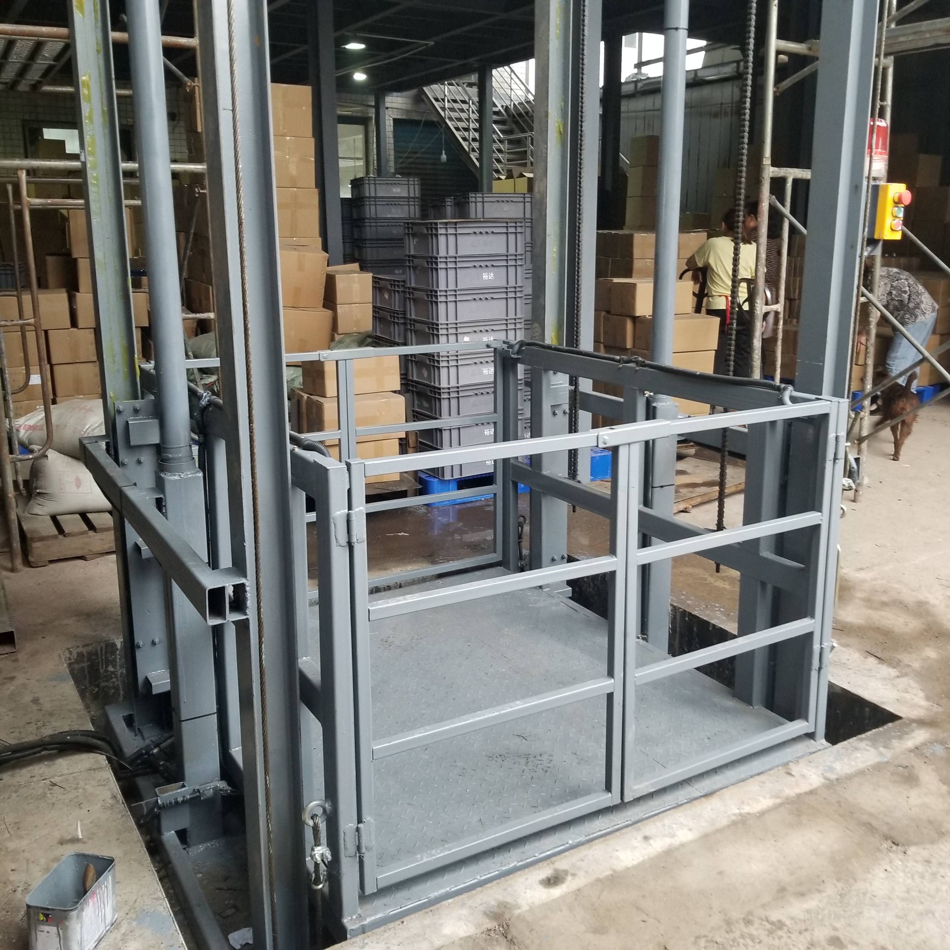 升降机:现代生活中的垂直运输利器