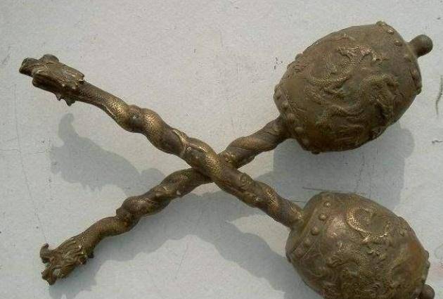 大哥带着两把大铁锤鉴宝,自称李元霸的武器,专家:你在逗我?
