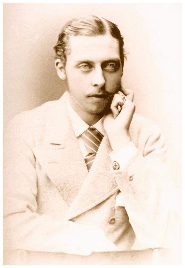 她嫁的是巴腾堡的海因里希王子,和外甥女成了妯娌了.