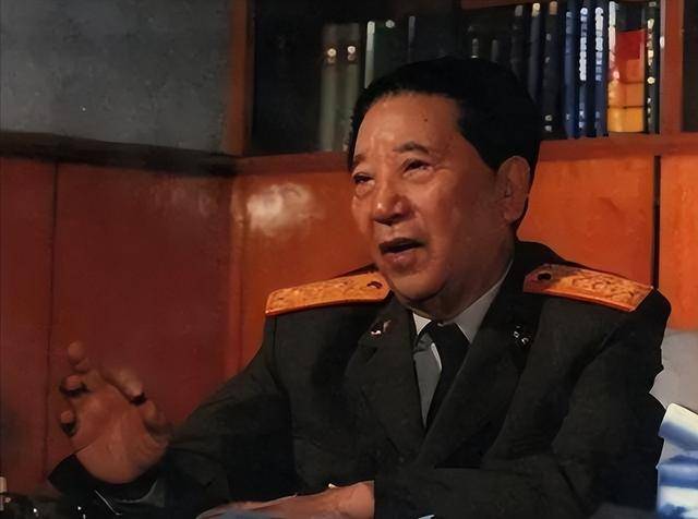 1987年,老山前线,秦天团长一张罕见留影,不愧是名将秦基伟之子_军事_生活_领导