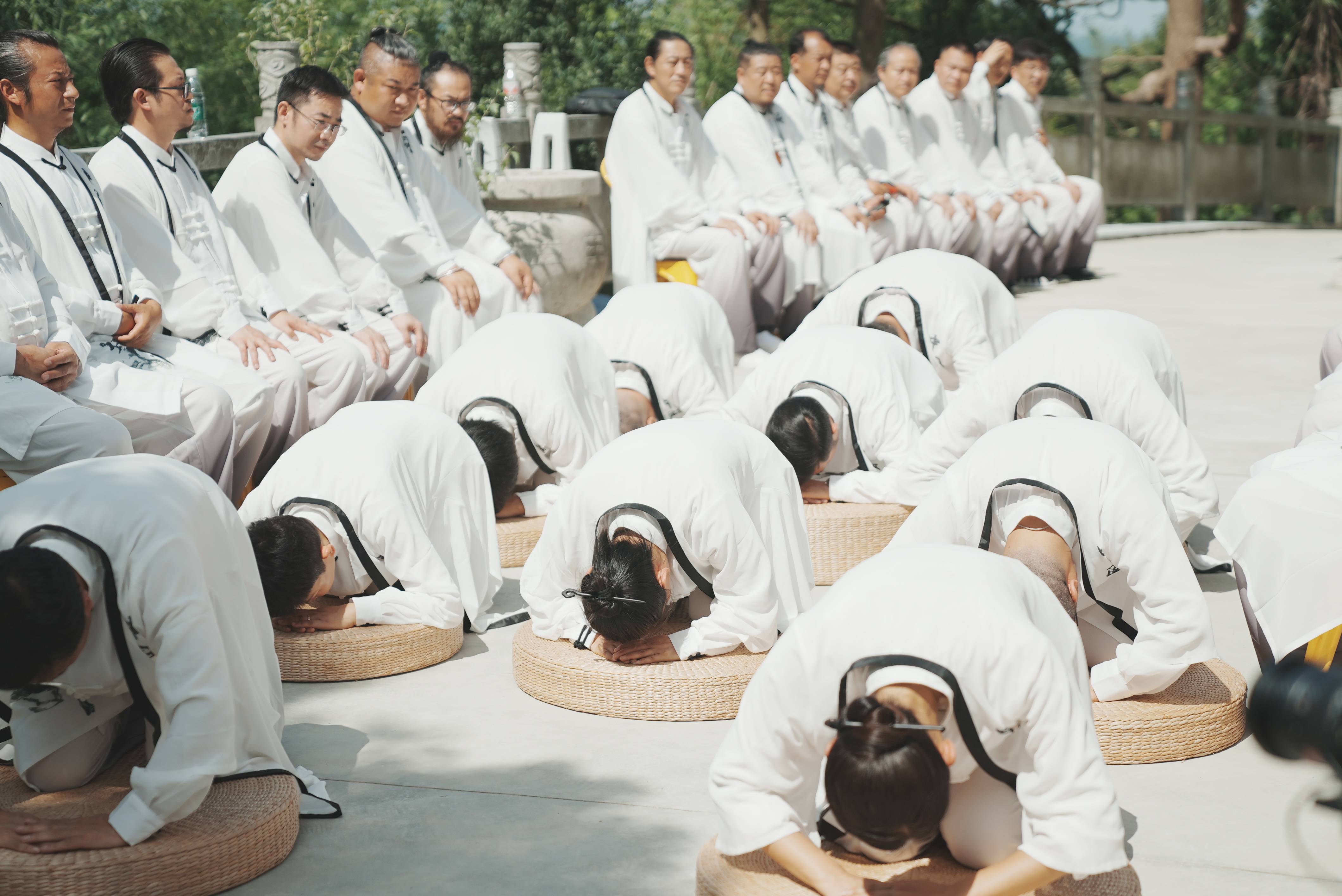 学风水拜师### 一,师承之道:一师与多师的权衡在风水学中,师承至关