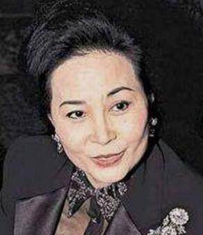她18岁混社会,当过4年豪门阔太,做过12年大佬老婆,现身价百亿