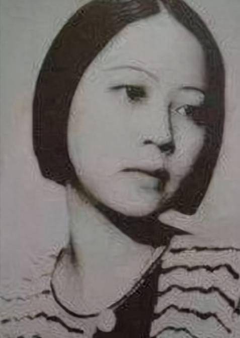 张茂渊:守着一块霞帔等了52年,在闺蜜走后,终于嫁给了如意郎君
