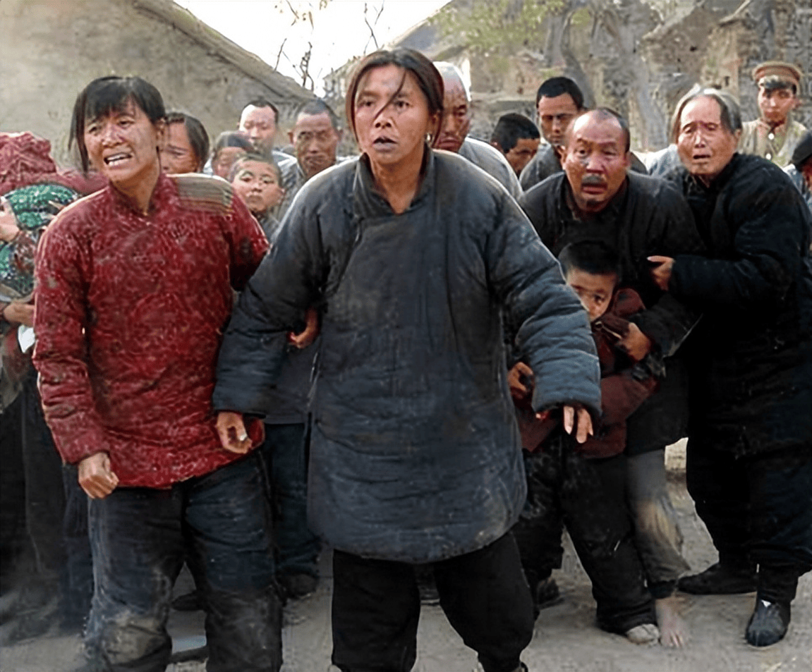 就在这时,追捕王树声的反动敌人举着火把赶到了,当时村民都已经睡了