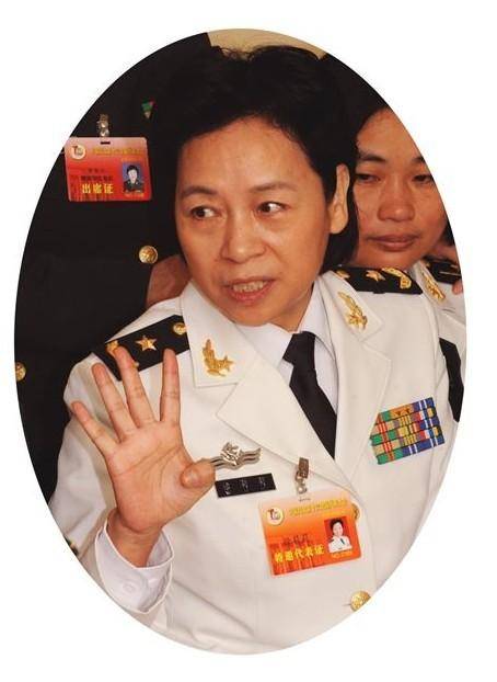 她是海军第一位女中将,1988年授大校,1998年升少将,2015年退役