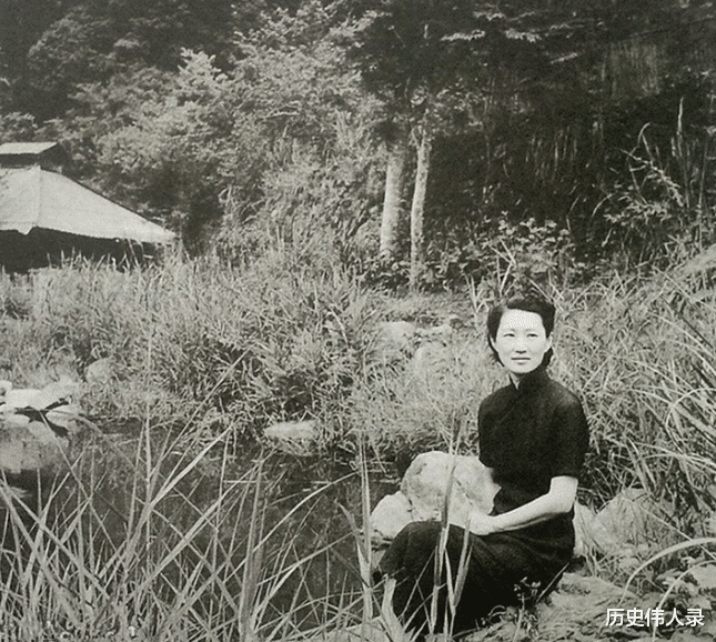 赵一荻去世后,张学良坐在轮椅上沉默不语:这一生欠赵四小姐太多