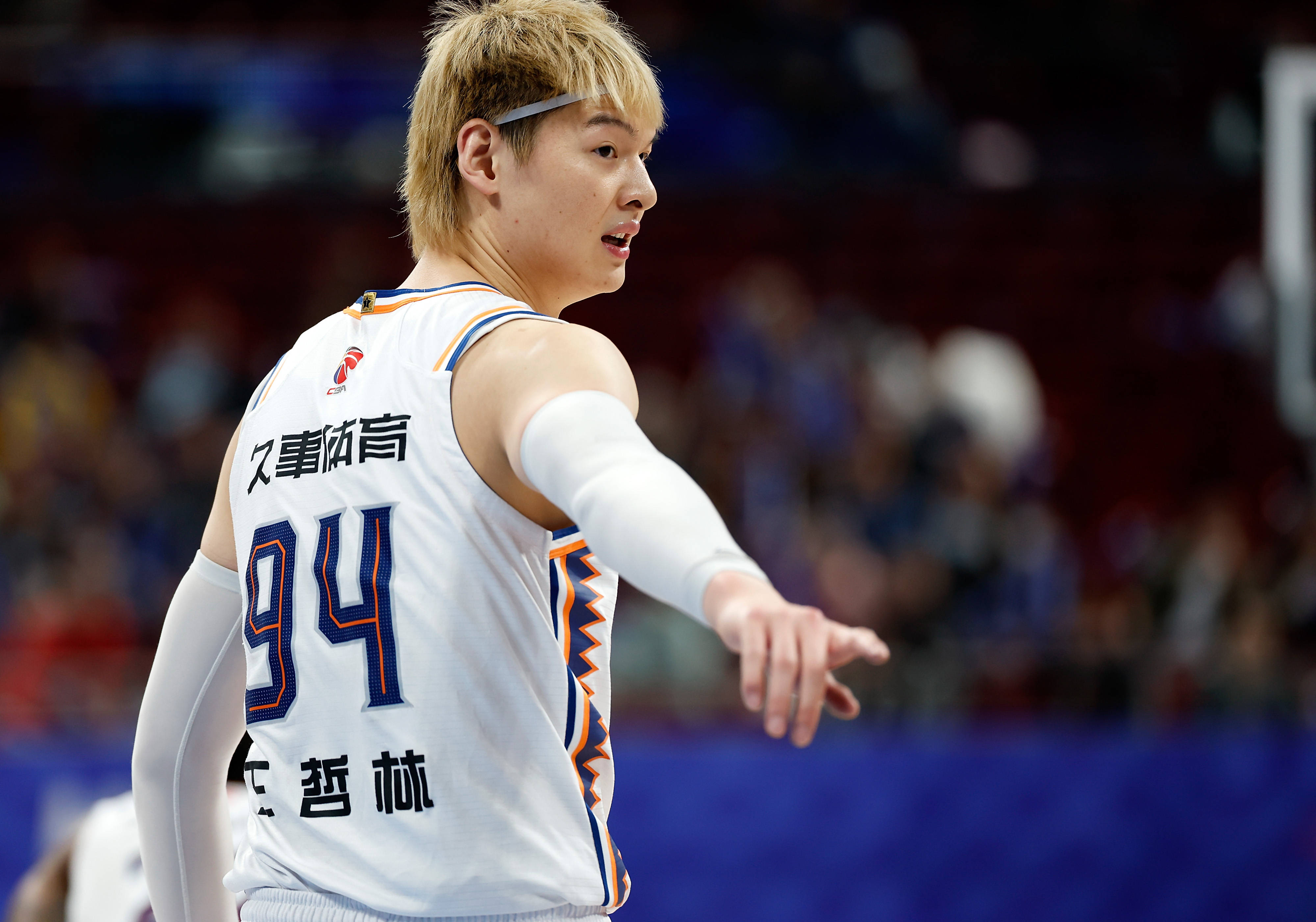 王哲林19 11洛夫顿28 13 6 上海轻取福建豪取9连胜