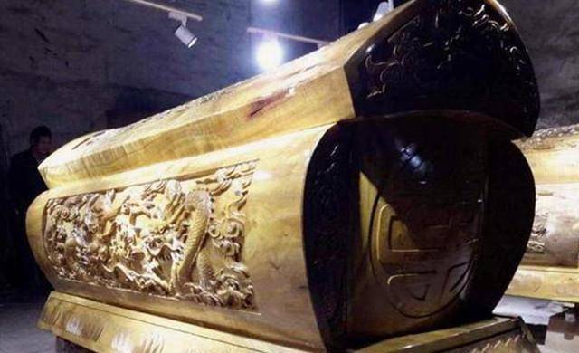 修建蓄水池,意外发现千年地宫,挖出纯金棺材后,却无人打开