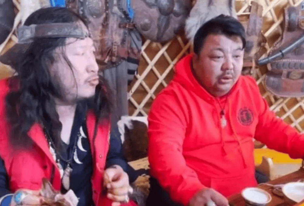 内蒙网红恩克：和好兄弟反目成仇，直播时吐血，睡觉要用呼吸机_摔跤_草原_生活