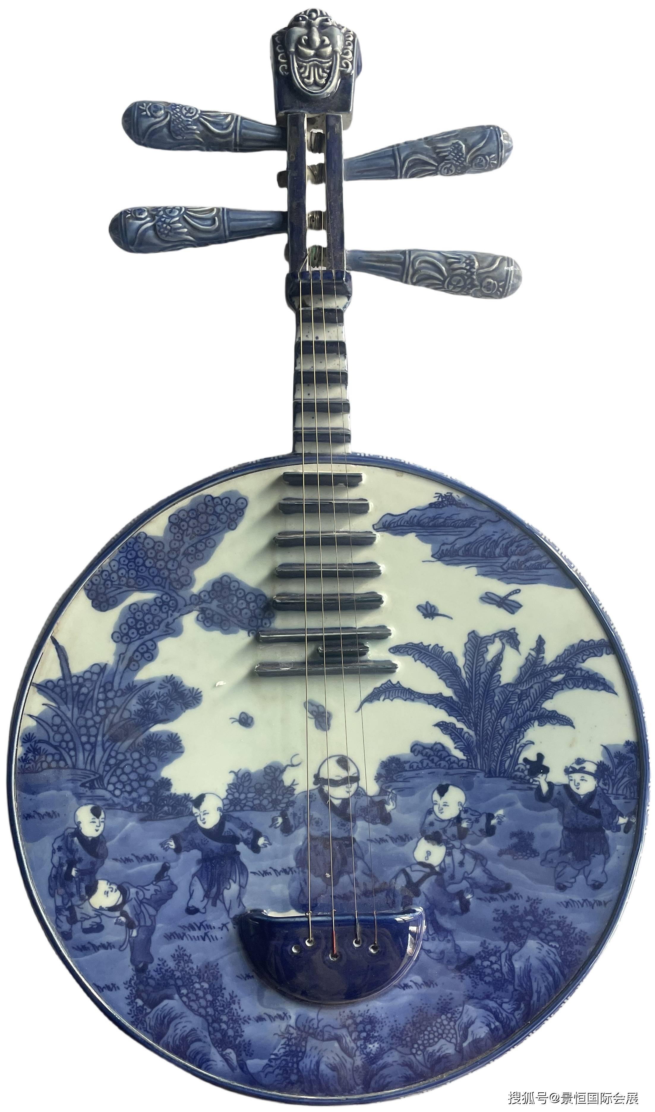是中国历史悠久的主要弹拨乐器:"大清乾隆年制"款婴戏图青花瓷琵琶