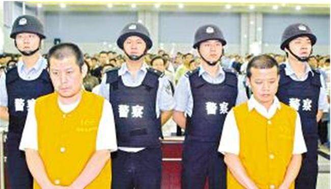 从此以后,任晓峰有了马向景的掩护一发不可收拾,三番五次地从银行里