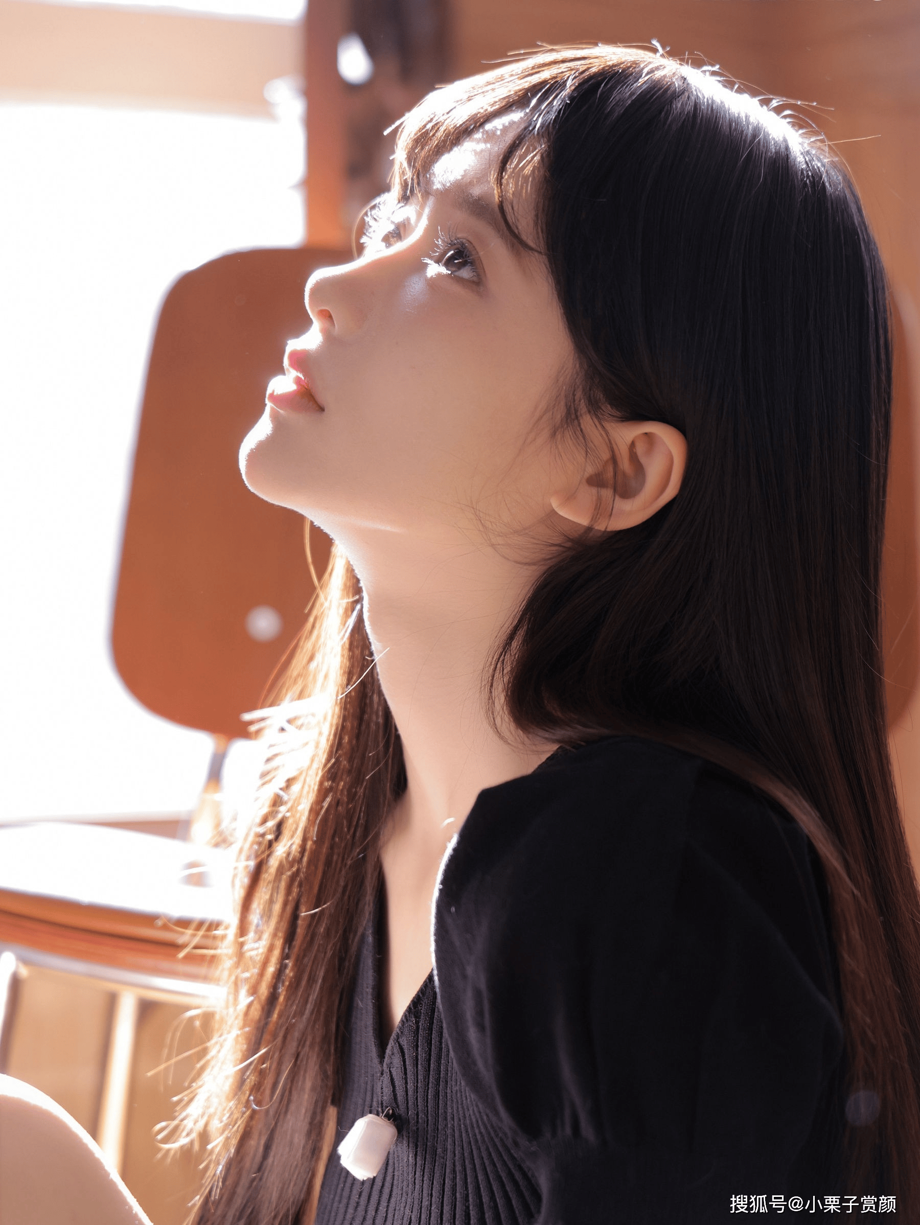 宅家也惊艳!阳光下长发美少女的居家写真魅力