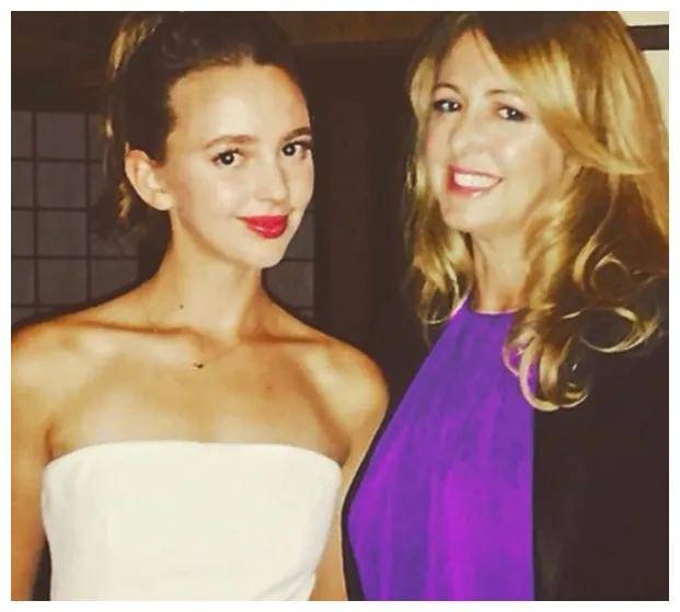 马斯克与29岁女演员约会,女方14岁出道,金发红唇像真人芭比_娜塔莎·