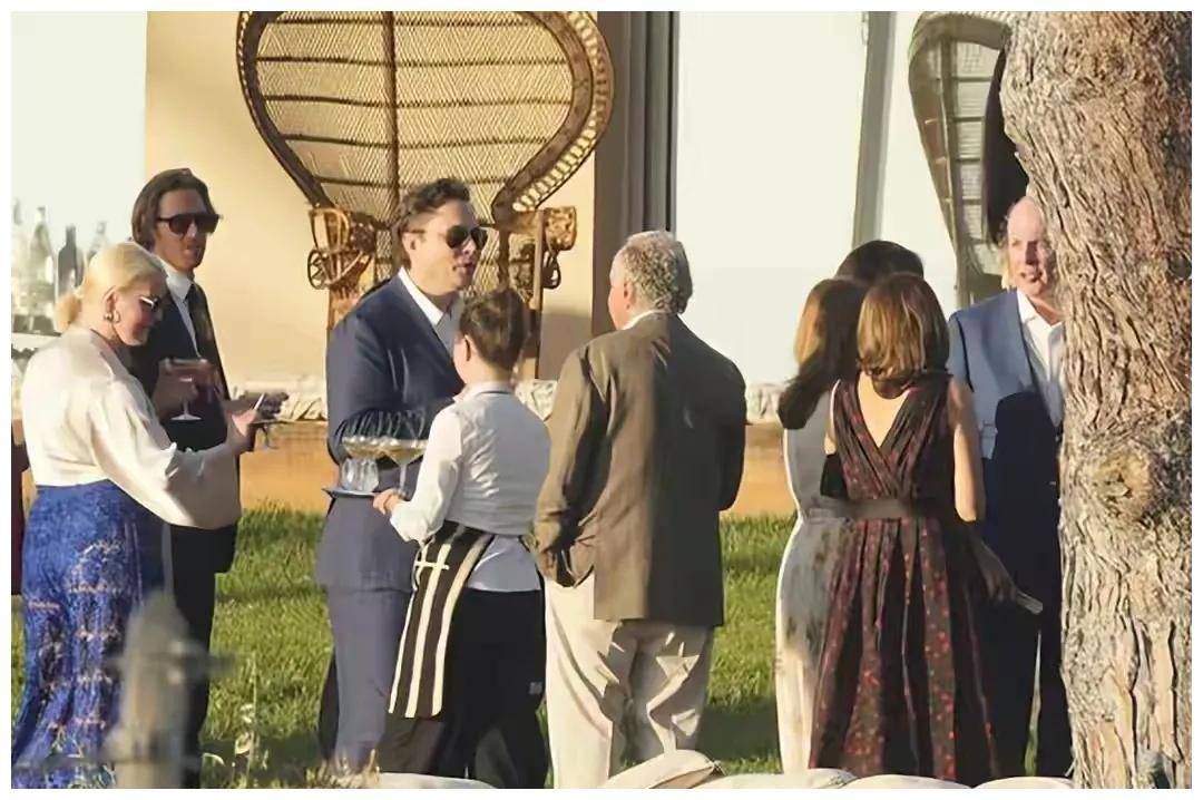 马斯克与29岁女演员约会,女方14岁出道,金发红唇像真人芭比_娜塔莎·