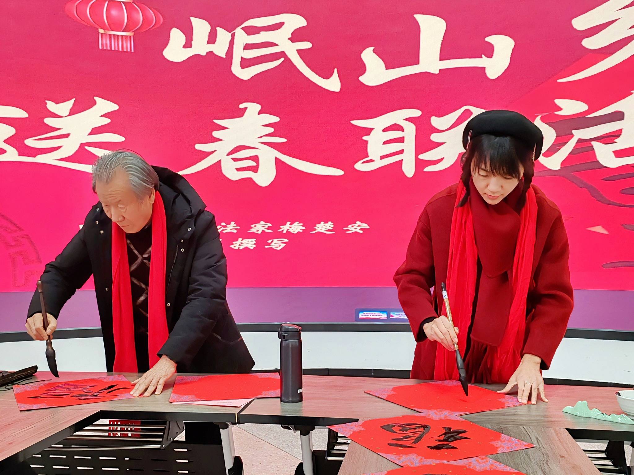 梅楚安到红色岷山为老区村民写春联送祝福