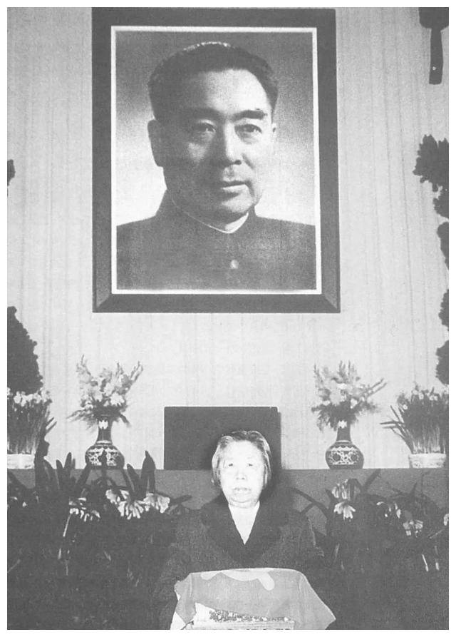 周总理病重时,毛主席为什么没去看望?邓颖超一句话说出其中缘由_周恩来_周秉德_病情