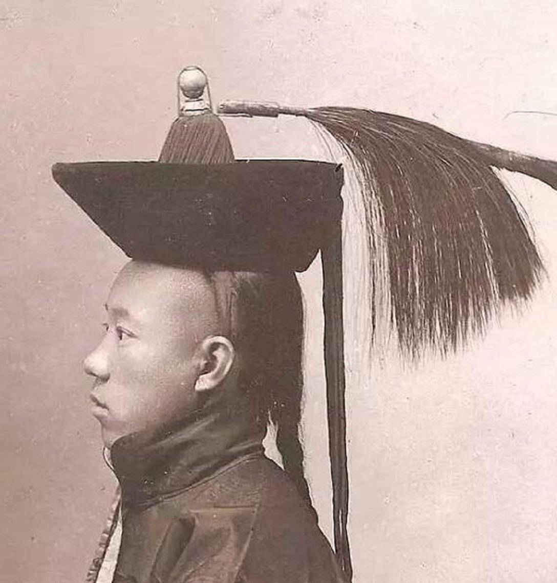 清朝人的发型真是阴阳头吗?不要被电视骗了这才是真实的发型