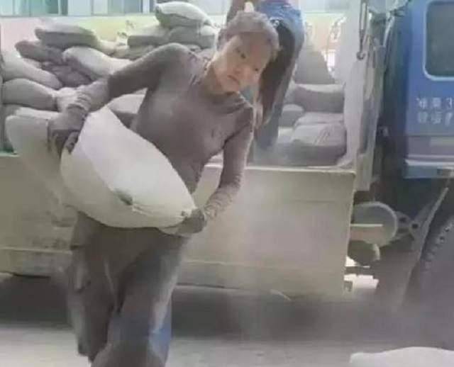 "水泥姐"吸金卖惨博同情,谎称丈夫瘫痪,后遭质疑全网封杀