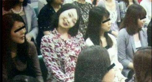 揭晓神秘"都市传说":日本诡异歪头女令人胆寒,真相让人发笑