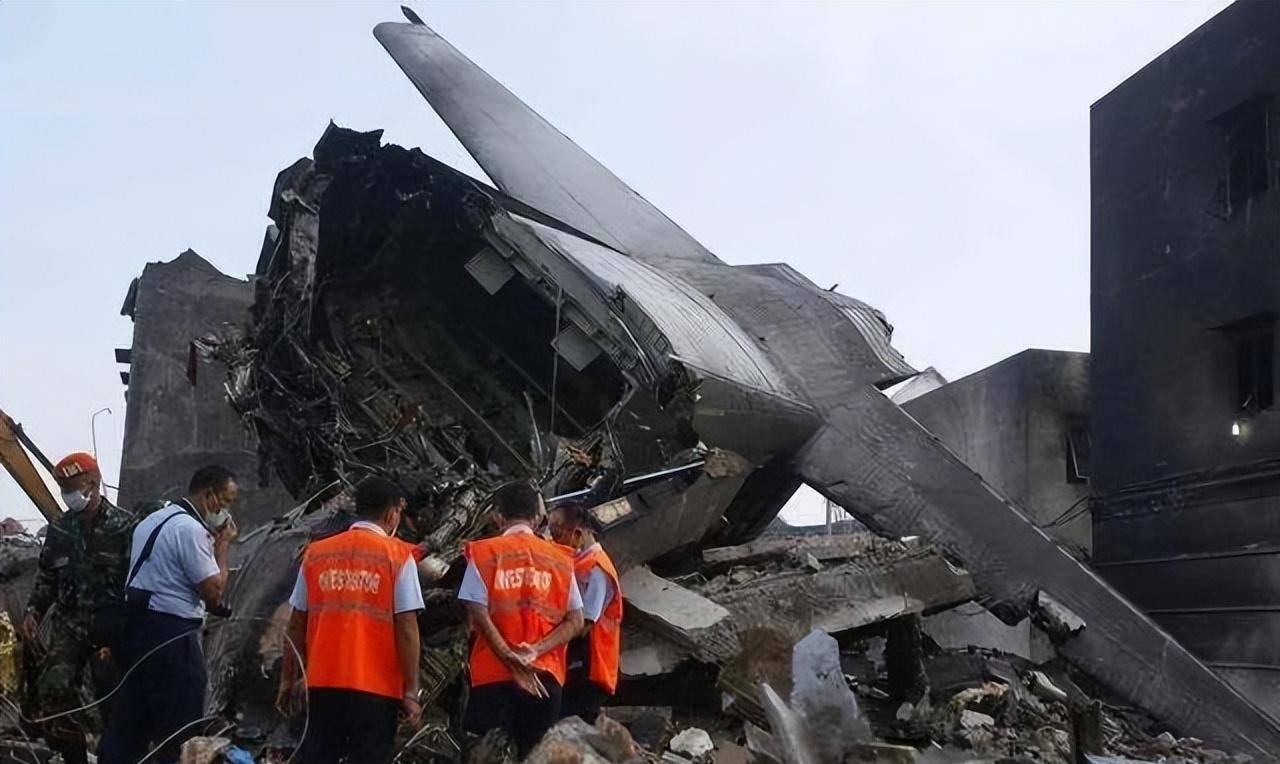 02年国航129号航班坠毁,129人遇难,有37人却因工作失误而生还