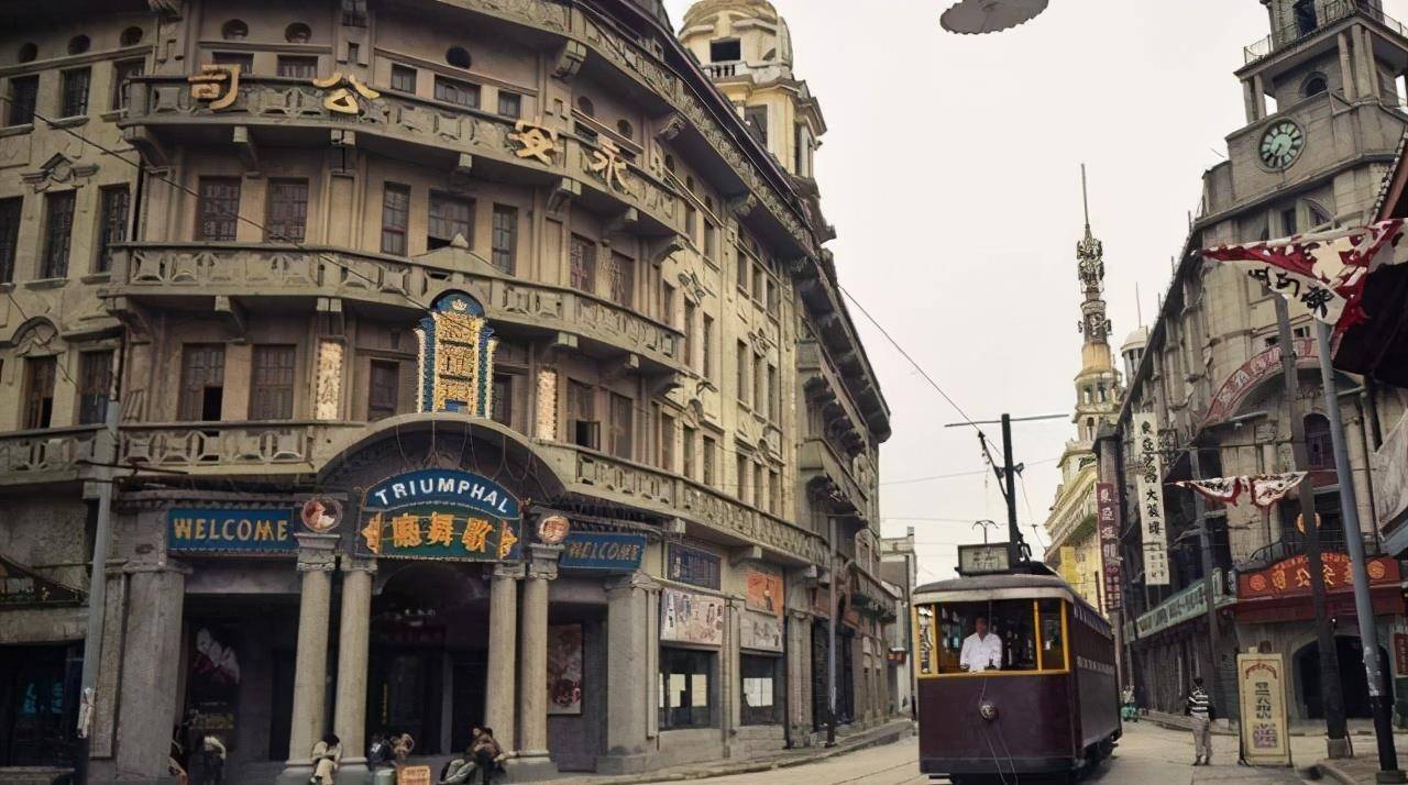 上海百乐门酒店文强刚要说话,丁锡山就掏出一支手枪"啪"的一下放到