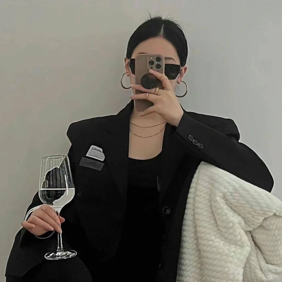 黑色酷拽高冷风格女生头像