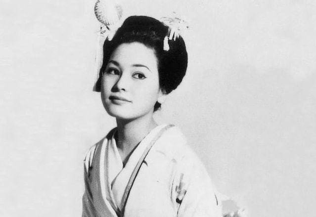 叛逆黛薇夫人:15岁当娼女,22岁当印尼国母,53岁拍摄大尺度写真