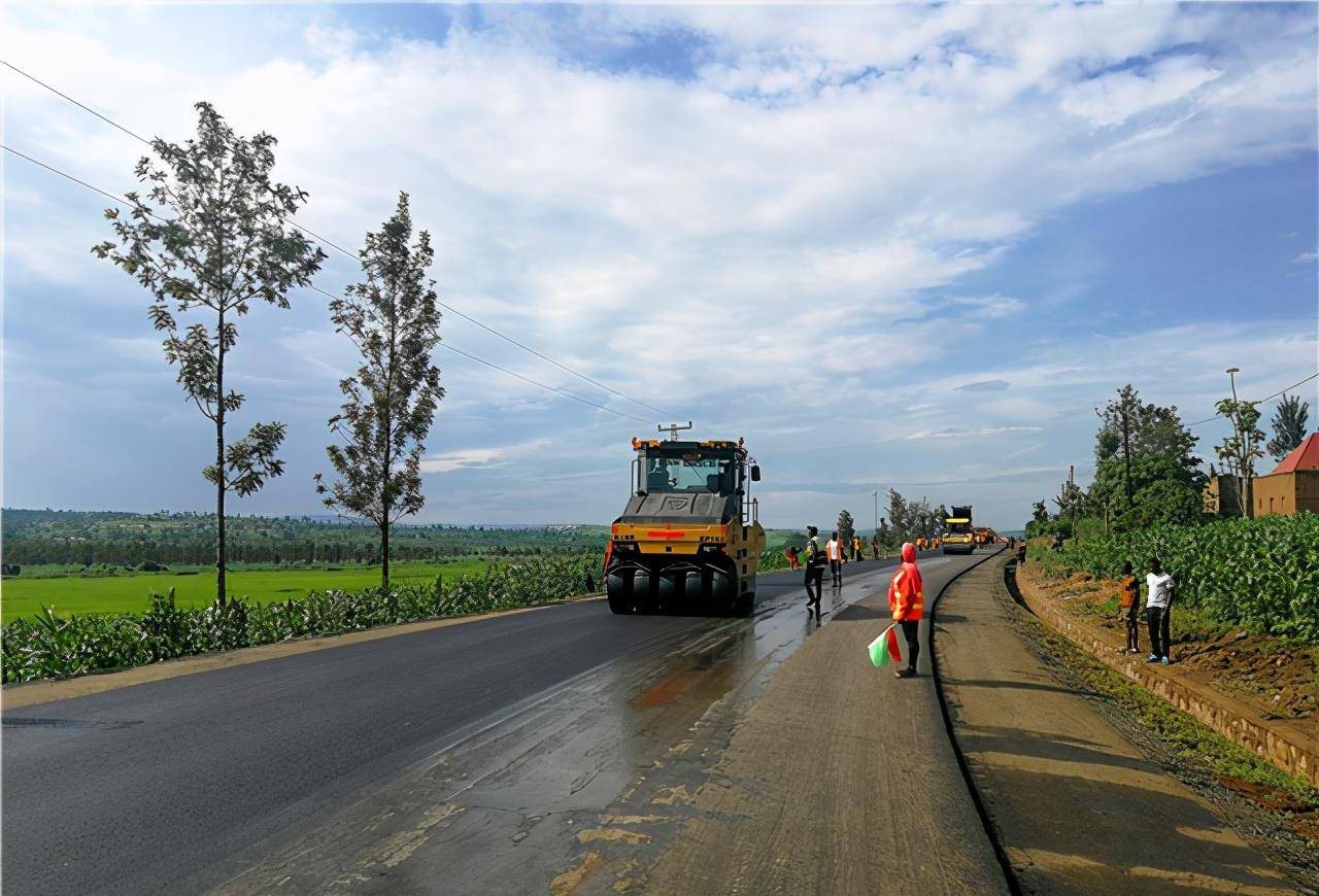 其中有着"非洲样板路"美名的公路,是由中国帮卢旺达修建的第一条总长