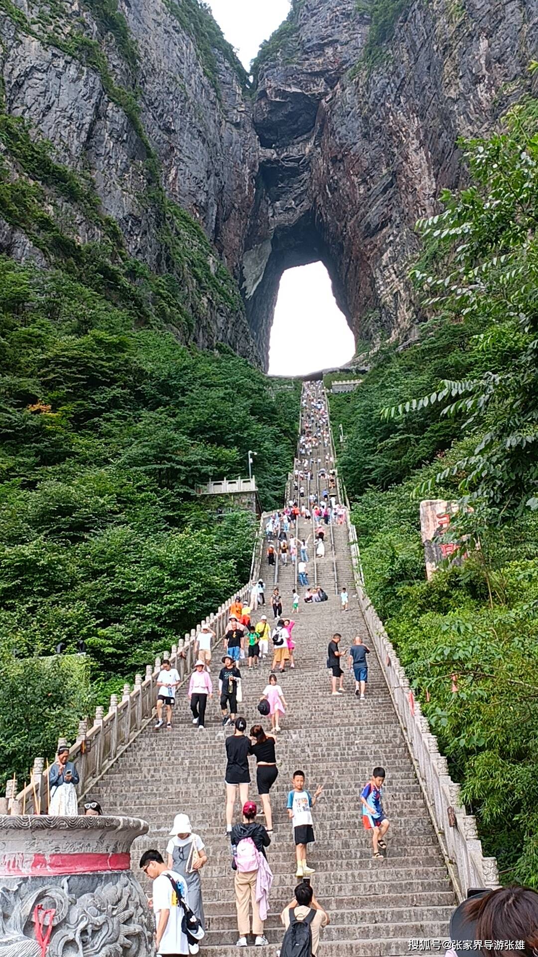 导游张雄视角：天门山云海翻涌，似梦似幻_张家界_镜头_盘山公路