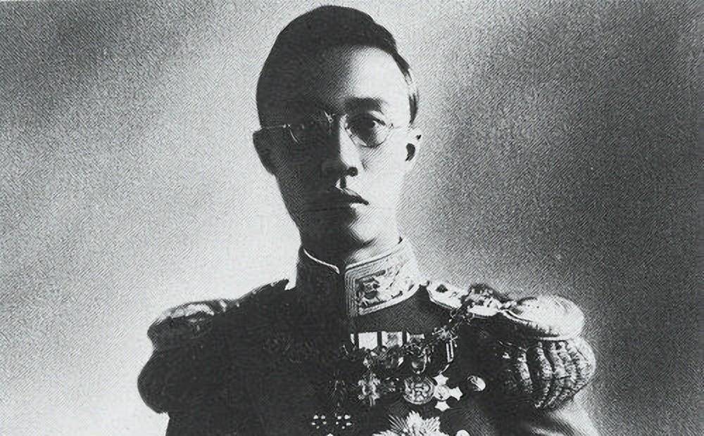 溥仪退位后缝在棉衣里一件宝物,26年随身携带,鉴定后价值过亿